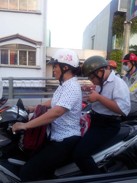 Tranh thủ nạp năng lượng trên đường đi. Tranh thủ nạp năng lượng trên đường đi.