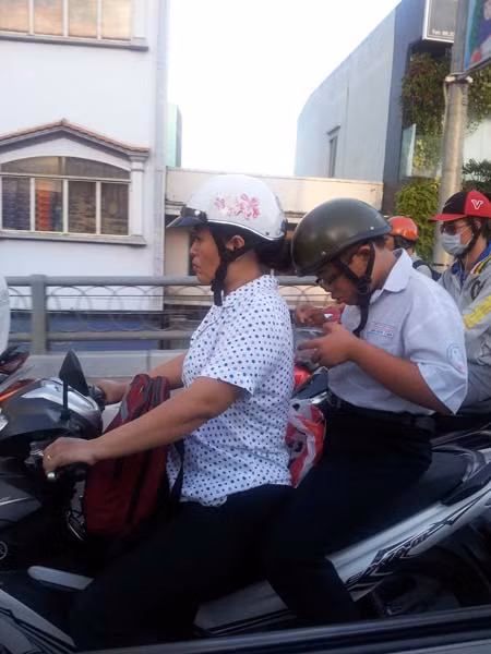 Tranh thủ nạp năng lượng trên đường đi.