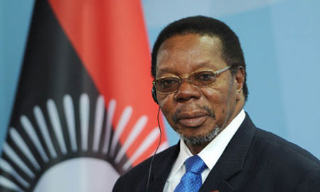 Tổng thống Bingu wa Mutharika bị đau tim vào ngày thứ năm nhưng kể từ đó chưa có thông tin chính thức nào về sức khỏe của ông. Ảnh: AFP. Tổng thống Bingu wa Mutharika bị đau tim vào ngày thứ năm nhưng kể từ đó chưa có thông tin chính thức nào về sức khỏe của ông. Ảnh: AFP.