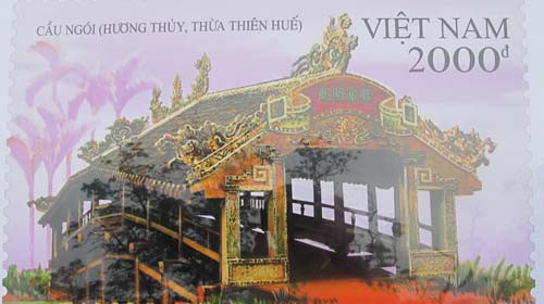 Cầu ngói Thanh Toàn có tuổi đời trên 300 năm, là di tích kiến trúc cổ nổi tiếng của xứ Huế, được Nhà nước công nhận là di tích lịch sử văn hóa cấp quốc gia từ năm 1990. Tuy nhiên trên chiếc tem này lại không đề địa danh cầu ngói Thanh Toàn. Cầu ngói Thanh Toàn có tuổi đời trên 300 năm, là di tích kiến trúc cổ nổi tiếng của xứ Huế, được Nhà nước công nhận là di tích lịch sử văn hóa cấp quốc gia từ năm 1990. Tuy nhiên trên chiếc tem này lại không đề địa danh cầu ngói Thanh Toàn.