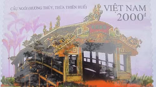Cầu ngói Thanh Toàn có tuổi đời trên 300 năm, là di tích kiến trúc cổ nổi tiếng của xứ Huế, được Nhà nước công nhận là di tích lịch sử văn hóa cấp quốc gia từ năm 1990. Tuy nhiên trên chiếc tem này lại không đề địa danh cầu ngói Thanh Toàn.