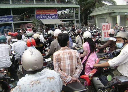 Thiếu bãi đậu xe là một vấn đề nan giải của TPHCM. Thiếu bãi đậu xe là một vấn đề nan giải của TPHCM.