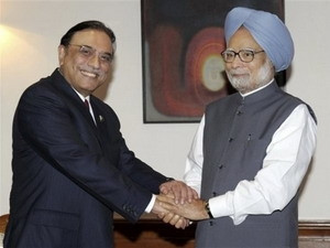 Tổng thống Pakistan Asif Ali Zardari gặp Thủ tướng nước chủ nhà, Ấn Độ Manmohan Singh. Ảnh: AP. Tổng thống Pakistan Asif Ali Zardari gặp Thủ tướng nước chủ nhà, Ấn Độ Manmohan Singh. Ảnh: AP.