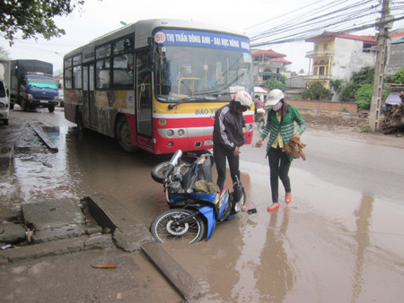 Cảnh người đi đường sập bẫy ổ gà thường xuyên xảy ra trên tuyến đường Ngô Gia Tự, Hà Nội. Ảnh: Văn Định/ Lao động Cảnh người đi đường sập bẫy ổ gà thường xuyên xảy ra trên tuyến đường Ngô Gia Tự, Hà Nội. Ảnh: Văn Định/ Lao động