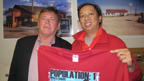 ông Nguyên (phải) chụp hình lưu niệm với ông Don Sammons. Ảnh: T.M. ông Nguyên (phải) chụp hình lưu niệm với ông Don Sammons. Ảnh: T.M.