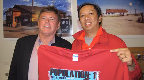 ông Nguyên (phải) chụp hình lưu niệm với ông Don Sammons. Ảnh: T.M.