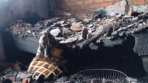 Chiếc giường ngủ cháy đen. Ảnh Đại Việt Chiếc giường ngủ cháy đen. Ảnh Đại Việt