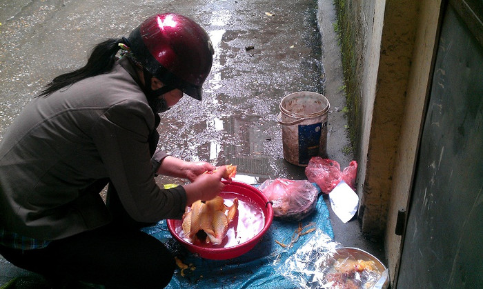 Dịch vụ mổ gà thuê thường đắt hàng vào rằm, mùng 1 âm lịch hàng tháng. Dịch vụ mổ gà thuê thường đắt hàng vào rằm, mùng 1 âm lịch hàng tháng.