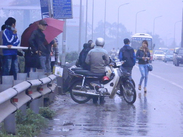 Họ dựng xe máy dàn hàng ngang khiến xe buýt phải dừng ở giữa lòng đường để đón trả khách, gây cản trở cho các phương tiện khác, tình trạng xe ôm lôi kéo, tranh giành hành khách cũng thường xuyên xảy ra ở đây. Họ dựng xe máy dàn hàng ngang khiến xe buýt phải dừng ở giữa lòng đường để đón trả khách, gây cản trở cho các phương tiện khác, tình trạng xe ôm lôi kéo, tranh giành hành khách cũng thường xuyên xảy ra ở đây.