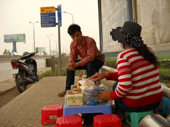 Ở mỗi điểm dừng xe buýt ngoài xe ôm là rào cản ra thì các quán nước vỉa hè cũng là một chướng ngại vật “khó đỡ”. Hai bên đường cao tốc hầu hết là ruộng, không có nhà cửa vì vậy mà các quán nước tự mọc lên ở ngay giữa điểm dừng xe bus, chiếm một nửa chỗ đứng của hành khách, không chỉ vậy nước ở các quán này được bán với giá cắt cổ, gấp đôi thậm chí là gấp ba so với giá chung hiện nay. Ở mỗi điểm dừng xe buýt ngoài xe ôm là rào cản ra thì các quán nước vỉa hè cũng là một chướng ngại vật “khó đỡ”. Hai bên đường cao tốc hầu hết là ruộng, không có nhà cửa vì vậy mà các quán nước tự mọc lên ở ngay giữa điểm dừng xe bus, chiếm một nửa chỗ đứng của hành khách, không chỉ vậy nước ở các quán này được bán với giá cắt cổ, gấp đôi thậm chí là gấp ba so với giá chung hiện nay.