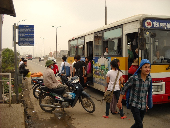 Tại mỗi điểm dừng xe buýt trên tuyền đường này trung bình có từ 4 đến 5 người hành nghề xe ôm, có những điểm có đến chục người. Tại mỗi điểm dừng xe buýt trên tuyền đường này trung bình có từ 4 đến 5 người hành nghề xe ôm, có những điểm có đến chục người.