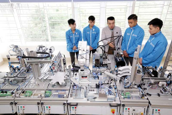 Giáo viên hướng dẫn sinh viên thực hành nghề tự động hóa tại Phòng học công nghệ 4.0. (Ảnh: Anh Tuấn/TTXVN) Giáo viên hướng dẫn sinh viên thực hành nghề tự động hóa tại Phòng học công nghệ 4.0. (Ảnh: Anh Tuấn/TTXVN)