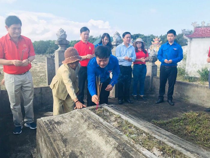 Mẹ Việt Nam anh hùng Trần Thị Liền (SN 1930, trú tại thôn Nam Sơn, xã Trung Giang) cùng các bạn trẻ ra viếng phần mộ liệt sĩ Hoàng Đỏ (chồng mẹ Liền). Mẹ Việt Nam anh hùng Trần Thị Liền (SN 1930, trú tại thôn Nam Sơn, xã Trung Giang) cùng các bạn trẻ ra viếng phần mộ liệt sĩ Hoàng Đỏ (chồng mẹ Liền).