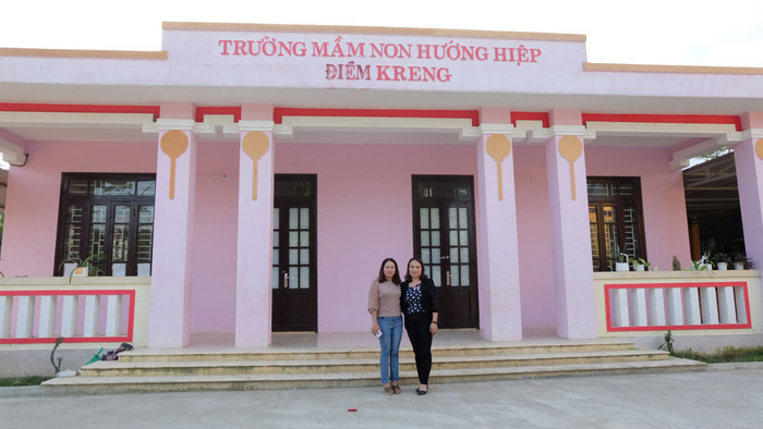 Cô giáo Hồ Thị Trung cùng cô giáo Trần Thị Thu - Hiệu trưởng Trường mầm non Hướng Hiệp thăm điểm trường Kreng. Ảnh: LC Cô giáo Hồ Thị Trung cùng cô giáo Trần Thị Thu - Hiệu trưởng Trường mầm non Hướng Hiệp thăm điểm trường Kreng. Ảnh: LC