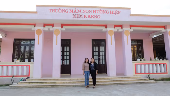 Cô giáo Hồ Thị Trung cùng cô giáo Trần Thị Thu - Hiệu trưởng Trường mầm non Hướng Hiệp thăm điểm trường Kreng. Ảnh: LC