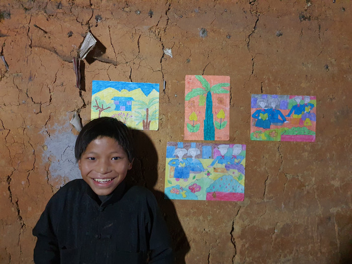 Mí Tủa và những bức tranh của 3 anh em. Ảnh: LC