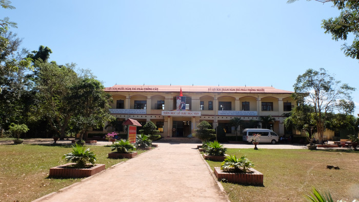 Cơ sở vật chất của trường Trung học cơ sở Thanh vỏn vẹn 2 dãy nhà cùng khu nhà cấp 4 dành cho đời sống giáo viên. Ảnh: LC Cơ sở vật chất của trường Trung học cơ sở Thanh vỏn vẹn 2 dãy nhà cùng khu nhà cấp 4 dành cho đời sống giáo viên. Ảnh: LC