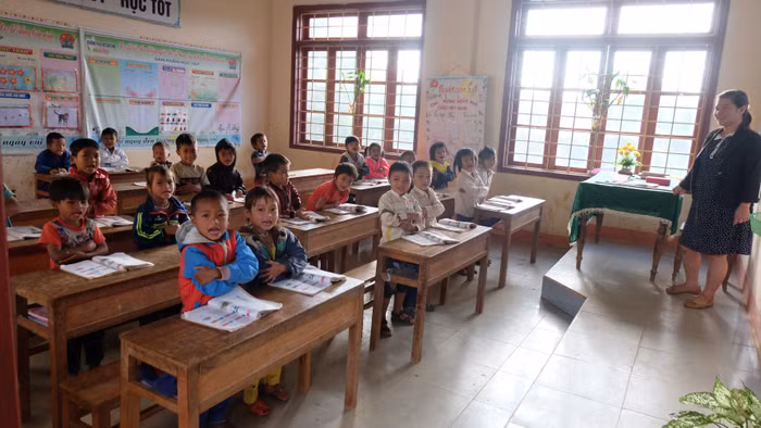 Các con rất ngoan khi gặp khách đến thăm trường.