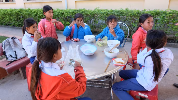 Bữa cơm học trò vùng khó, cái nghèo có thể khiến các em phải nghỉ học bất cứ lúc nào.