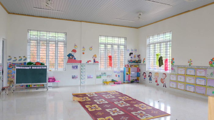 Giữa miền rừng núi, không gian học tập sạch sẽ của các em nhỏ được các cô tạo dựng. Giữa miền rừng núi, không gian học tập sạch sẽ của các em nhỏ được các cô tạo dựng.