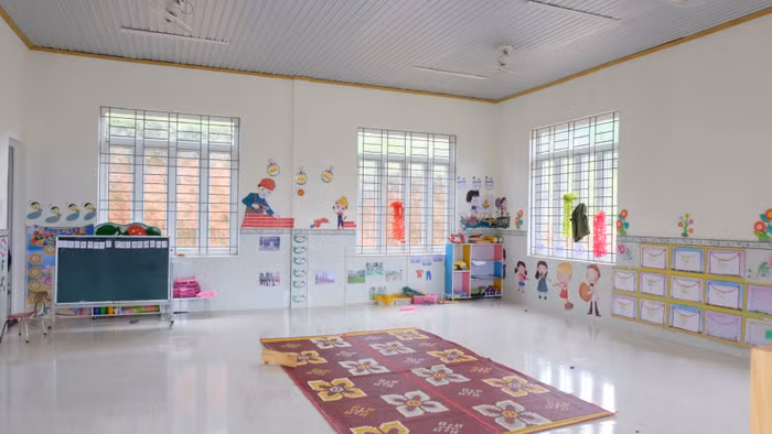 Giữa miền rừng núi, không gian học tập sạch sẽ của các em nhỏ được các cô tạo dựng.