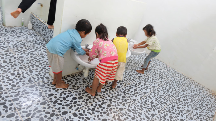 Đi rửa mặt để chuẩn bị chụp ảnh nào... Đi rửa mặt để chuẩn bị chụp ảnh nào...