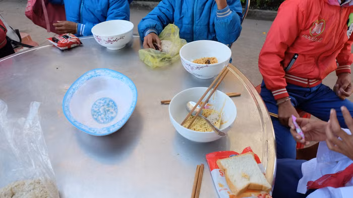 Bữa cơm trưa với mì tôm "không người lái".