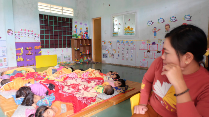 Cô giáo Phon vừa nói chuyện vừa trông chừng giấc ngủ chưa cho các con. Cô giáo Phon vừa nói chuyện vừa trông chừng giấc ngủ chưa cho các con.