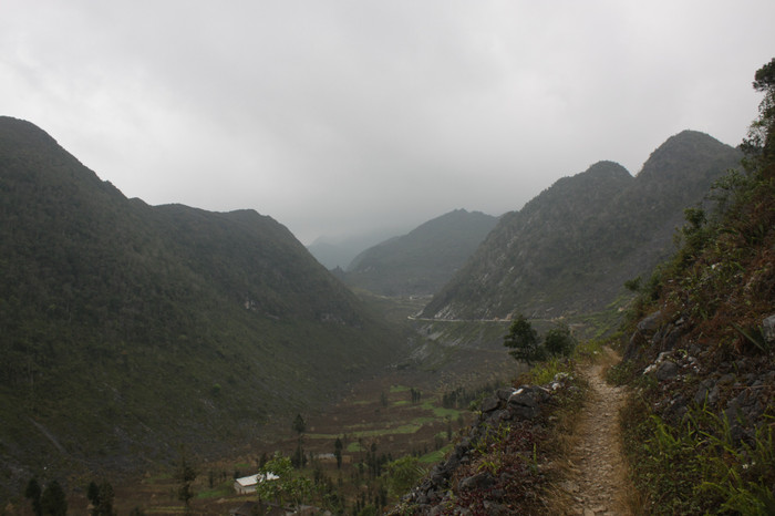 Tương lại các em xám xịt như màu của miền đá Hố Quáng Phìn. Ảnh: LC