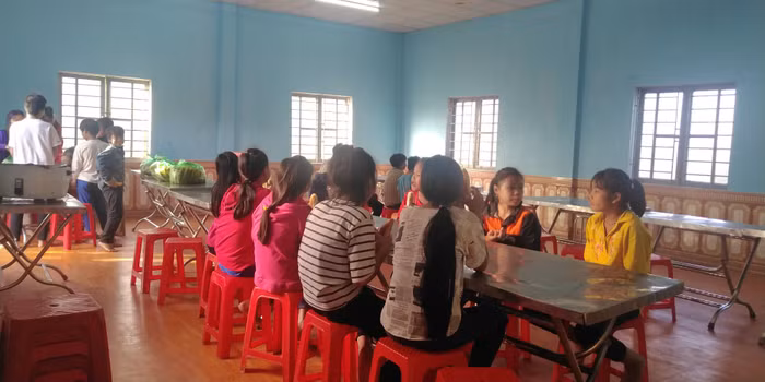 Bữa sáng của các em là bánh mỳ, là mỳ tôm, là cháo... Bữa sáng của các em là bánh mỳ, là mỳ tôm, là cháo...