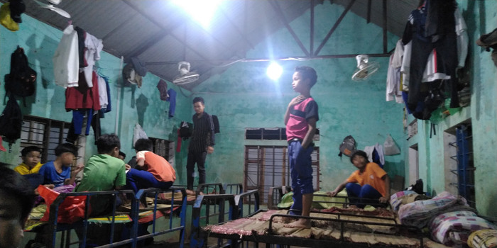 Ký túc xã đã xuống cấp, thầy Lê Thanh Tùng, hiệu trưởng nhà trường mong mỏi sẽ có mạnh thường quân giúp đỡ nhà trường để có một cơ ngơi tốt hơn cho các em. Ký túc xã đã xuống cấp, thầy Lê Thanh Tùng, hiệu trưởng nhà trường mong mỏi sẽ có mạnh thường quân giúp đỡ nhà trường để có một cơ ngơi tốt hơn cho các em.