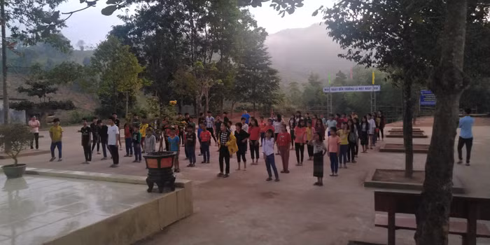 Các em học sinh ở Pa Nang bắt đầu ngày mới với màn tập thể dục buổi sáng lúc 6h30. Các em học sinh ở Pa Nang bắt đầu ngày mới với màn tập thể dục buổi sáng lúc 6h30.