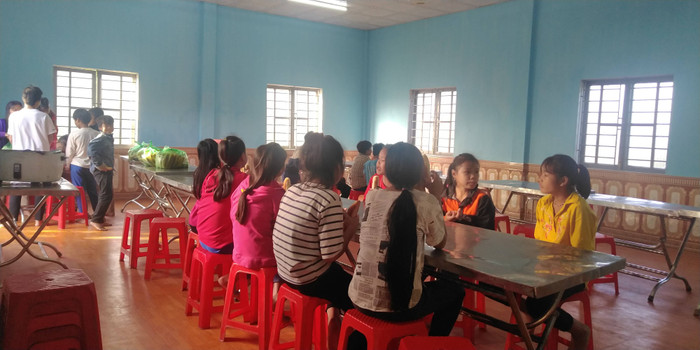 Bữa sáng của các em là bánh mỳ, là mỳ tôm, là cháo... Bữa sáng của các em là bánh mỳ, là mỳ tôm, là cháo...