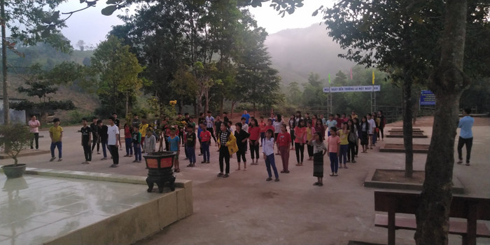 Các em học sinh ở Pa Nang bắt đầu ngày mới với màn tập thể dục buổi sáng lúc 6h30. Các em học sinh ở Pa Nang bắt đầu ngày mới với màn tập thể dục buổi sáng lúc 6h30.