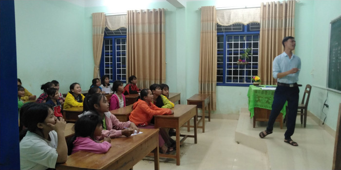 Ngoài giờ học, trường Pa Nang dạy tăng cường song ngữ tiếng Việt và tiếng Vân Kiều. Ngoài giờ học, trường Pa Nang dạy tăng cường song ngữ tiếng Việt và tiếng Vân Kiều.