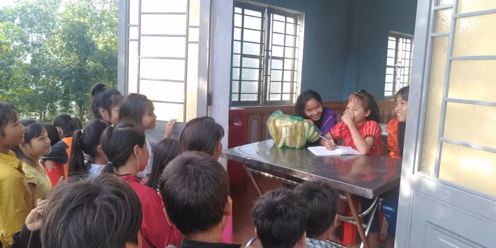 Sau giờ thể dục, các em học sinh sẽ ăn sáng. Một ngày 3 bữa cơm được nhà trường lo đầy đủ. Sau giờ thể dục, các em học sinh sẽ ăn sáng. Một ngày 3 bữa cơm được nhà trường lo đầy đủ.