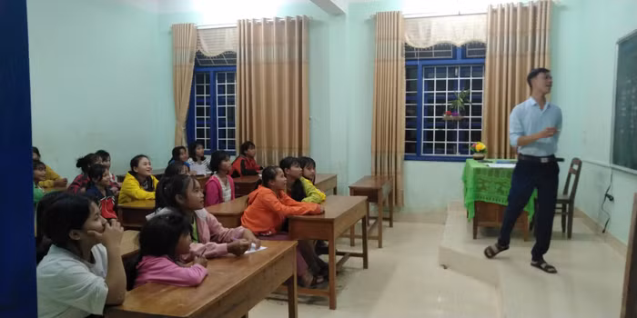 Ngoài giờ học, trường Pa Nang dạy tăng cường song ngữ tiếng Việt và tiếng Vân Kiều. Ngoài giờ học, trường Pa Nang dạy tăng cường song ngữ tiếng Việt và tiếng Vân Kiều.