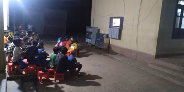 Sau giờ cơm, sinh hoạt, các em được xem ti vi trước khi vào giờ tự học trên lớp. Sau giờ cơm, sinh hoạt, các em được xem ti vi trước khi vào giờ tự học trên lớp.