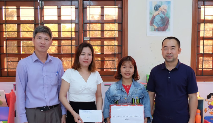 Những món quà nhỏ là sự động viên kịp thời của ngành Giáo dục Quảng Trị cho các đồng nghiệp nơi đảo xa. Ảnh: LC