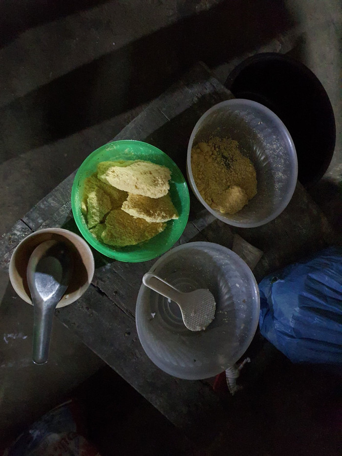 Bữa tối với mèn mén của 3 anh em. Ảnh: LC