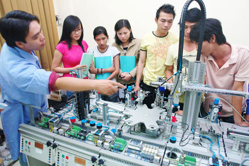 Nhà giáo giáo dục nghề nghiệp từng bước được nâng cao chất lượng, góp phần quan trọng trong việc đào tạo nguồn nhân lực chất lượng cao. Ảnh: Hình ảnh dạy học tại trường Đại học Tôn Đức Thắng. Nhà giáo giáo dục nghề nghiệp từng bước được nâng cao chất lượng, góp phần quan trọng trong việc đào tạo nguồn nhân lực chất lượng cao. Ảnh: Hình ảnh dạy học tại trường Đại học Tôn Đức Thắng.