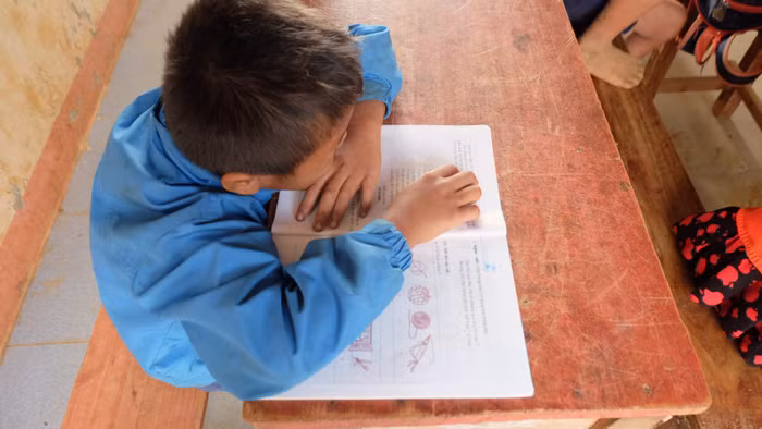 Trầm ngâm một chút khi gặp câu hỏi khó.