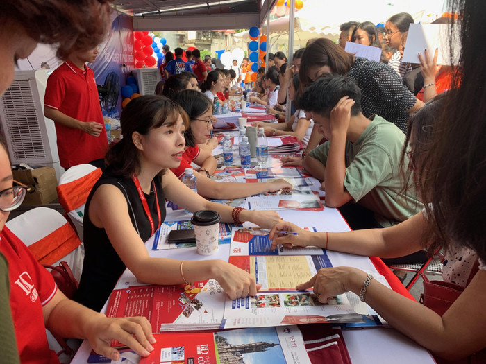 Việc tư vấn, hướng nghiệp tuyển sinh vẫn chưa đáp ứng được nhu cầu thực tết. Ảnh: Thùy Linh Việc tư vấn, hướng nghiệp tuyển sinh vẫn chưa đáp ứng được nhu cầu thực tết. Ảnh: Thùy Linh