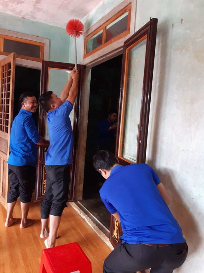 Các đoàn viên tham gia dọn dẹp, sửa nhà cho các mẹ để các mẹ đón xuân ấm cúng. Các đoàn viên tham gia dọn dẹp, sửa nhà cho các mẹ để các mẹ đón xuân ấm cúng.