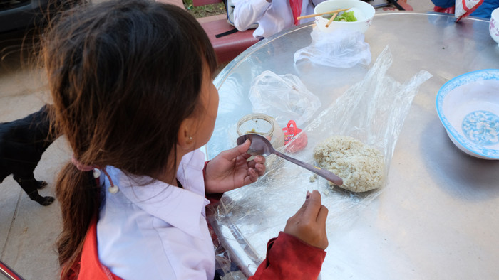Bữa trưa là nắm cơm được bới từ sáng. Bữa trưa là nắm cơm được bới từ sáng.