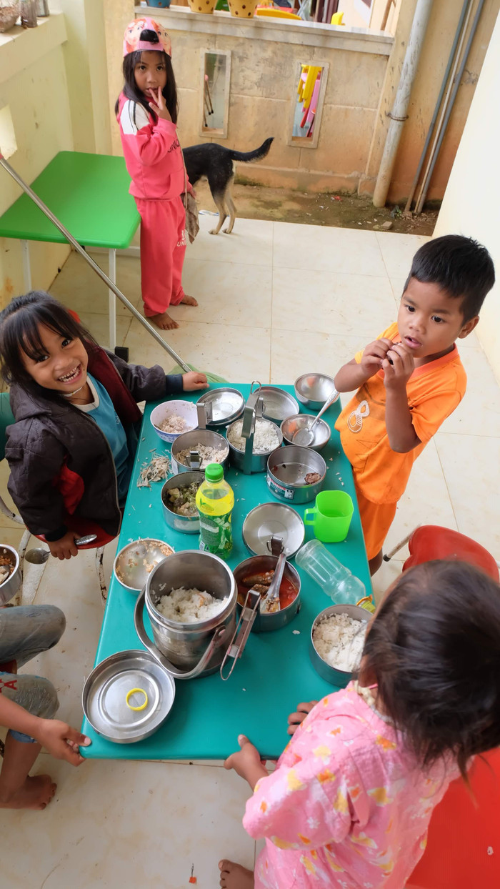 Dẫu còn khó khăn nhưng nụ cười không khi nào tắt trên môi các em. Dẫu còn khó khăn nhưng nụ cười không khi nào tắt trên môi các em.