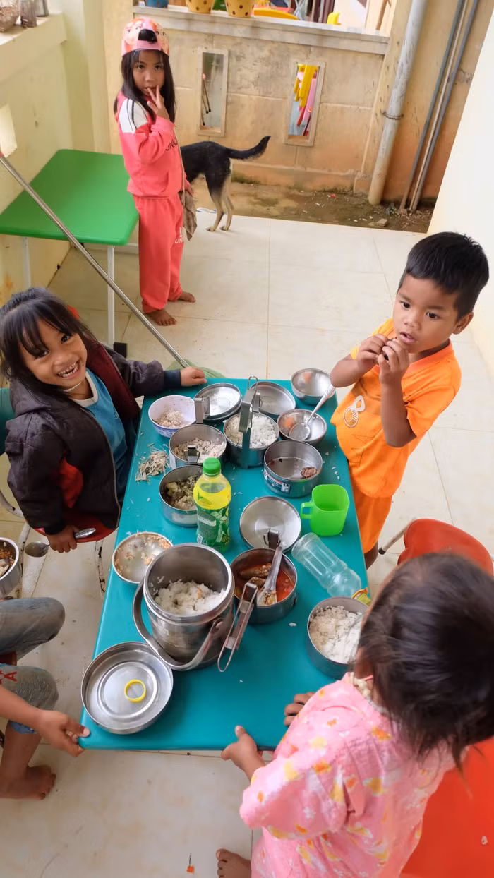 Dẫu còn khó khăn nhưng nụ cười không khi nào tắt trên môi các em.