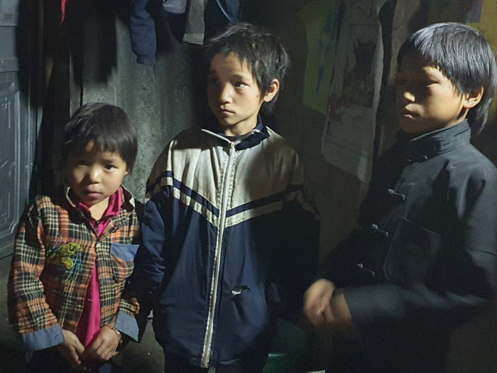 Ba anh em Mí Tủa gầy gò thiếu áo ấm trong mùa đông giá. Ảnh: LC