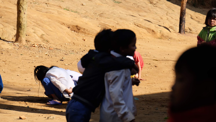 Bạn bè ôm vai bá cổ. Bạn bè ôm vai bá cổ.