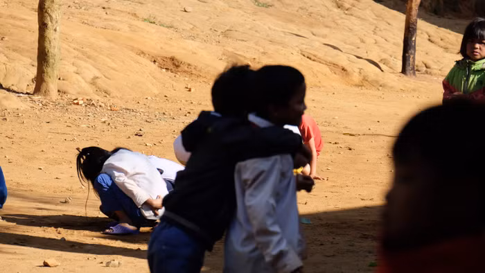 Bạn bè ôm vai bá cổ.